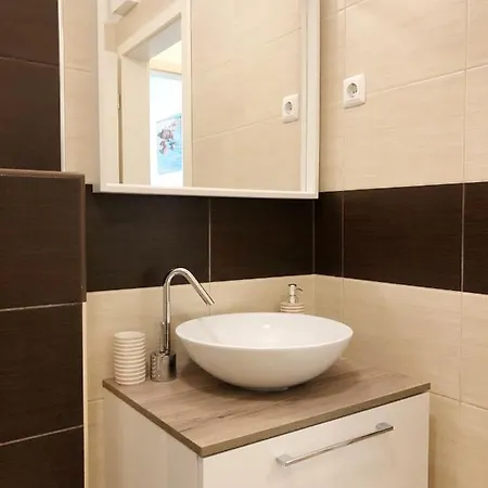 Dora Apartment *
